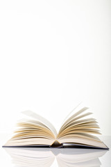 buch vor weiß