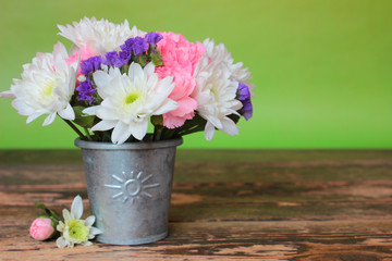 Blumenstrauß, Astern, Nelken auf Holztisch mit Textfreiraum