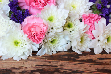 Blumen, Astern, Nelken auf Holz mit Textfreiraum