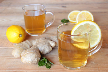 Tee, Zitronen, Ingwer, Minze auf Holztisch, Alternativmedizin
