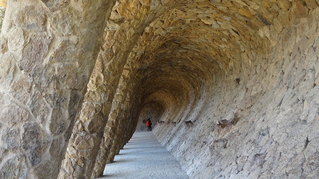 passage abrit&eacute; dans le parc guell