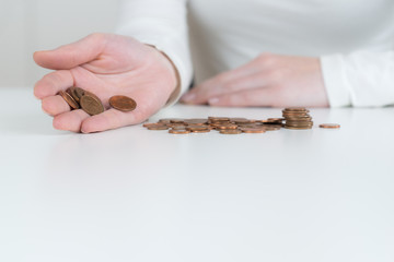 frau zählt ihr letztes geld