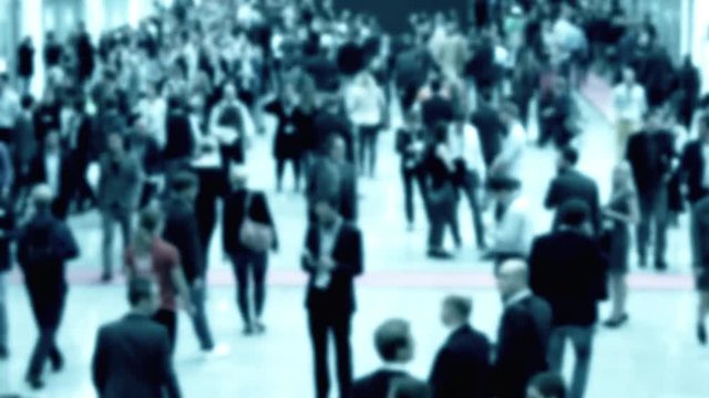 menschen auf messe in bewegung