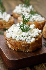 Bread with curd cheese and dill