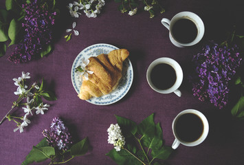 Obraz na płótnie Canvas Spring breakfast: coffee, croissant and flowers