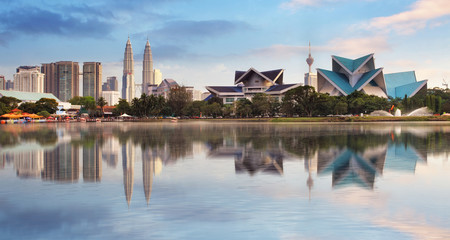 Naklejka premium Kuala Lumpur, Malaysia skyline at Titiwangsa Park.