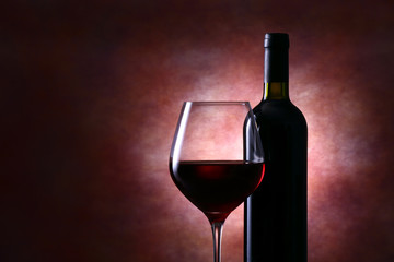 ワインボトルと赤ワイン