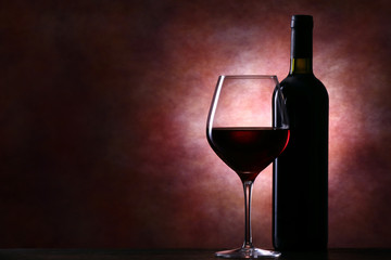 ワインボトルと赤ワイン