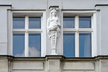 Fototapeta na wymiar Weibliche Relieffigur an einer Berliner Altbaufassade