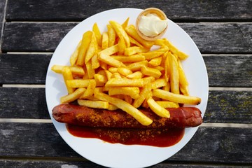 Currywurst mit Pommes