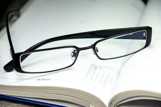 Ein Terminkalender und eine Lesebrille