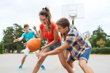 Gardinen group of happy teenagers playing basketball © Syda Productions