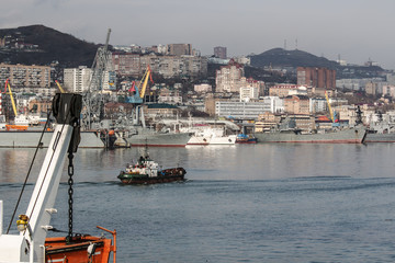 Naklejka premium tugboat sails on the Bay in the port of Vladivostok