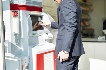 ATMを使うサラリーマン - 108719109
