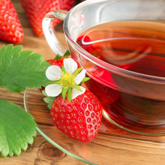 Erdbeertee mit Erdbeeren, Blüten und Blättern