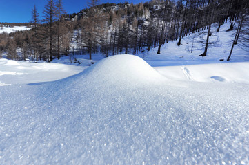 Paesaggio di montagna invernale.