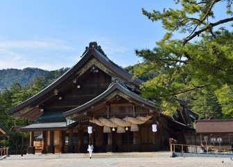 出雲大社に参拝する女性