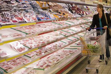 femme faisant ses courses au supermarché