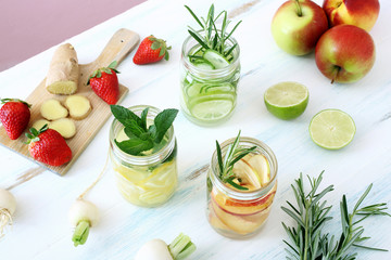salutare acqua con frutta e erbe in vasetti di vetro