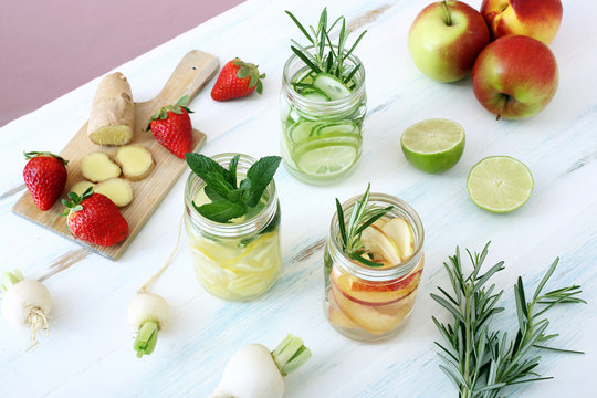 salutare acqua con frutta e erbe in vasetti di vetro