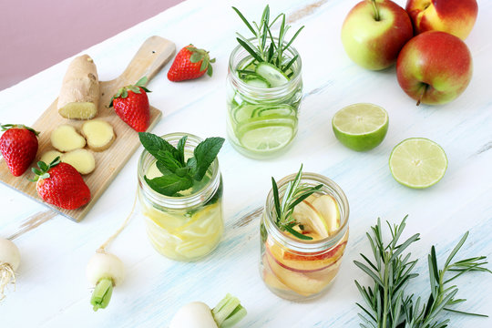 salutare acqua con frutta e erbe in vasetti di vetro