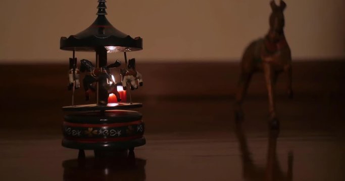 4k antico carillon e cavallo di legno vintage a lume di candela