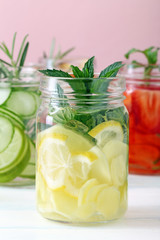 salutare acqua con limone e menta in vasetti di vetro