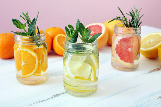 salutare acqua con limone pompelmo e arancia in vasetti di vetro