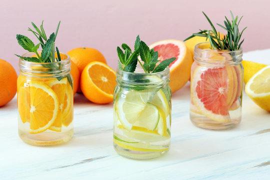 salutare acqua con limone pompelmo e arancia in vasetti di vetro