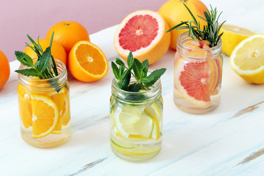 salutare acqua con limone pompelmo e arancia in vasetti di vetro