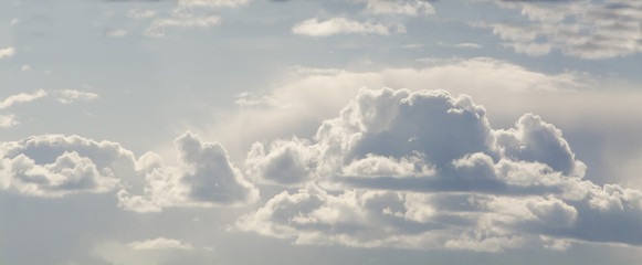 Naklejka na ściany i meble Blue sky with curly clouds