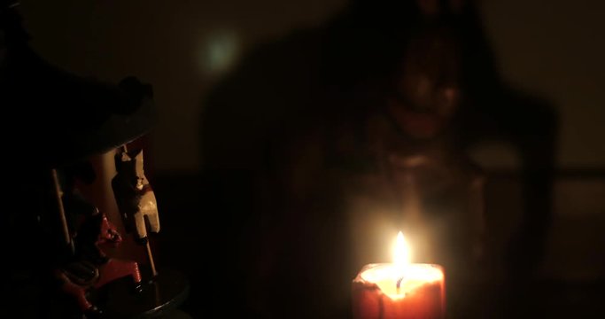 fiamma di candela danza su pezzi vintage.
