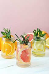 rinfrescante acqua con  pompelmo  in vasetti di vetro