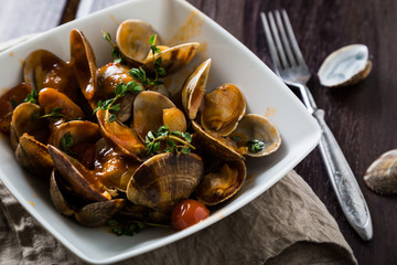 Steamed vongole with sauce and herbs