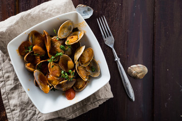 Steamed vongole with sauce and herbs