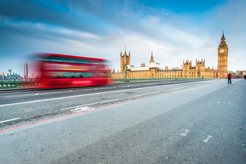 Obraz premium Blured iconic bus and Big Ben in London