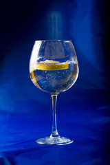 lemon slice thrown into a glass of water