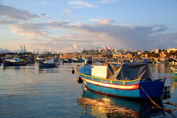 Fototapeta na wymiar L'alba sul mare di Malta