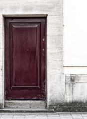 Obraz na płótnie Canvas Ancient White Wall With a Purple Door on a Street in Oxford UK