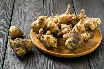 Fresh jerusalem artichokes on the board