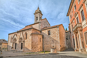 Fototapeta na wymiar cathedral of San Quirico d'Orcia