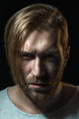 Obraz premium Portrait of a angry young man pointing on gray wall background