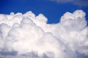 Obraz premium dramatic white cloud on blue sky as background