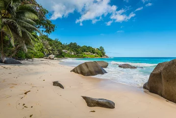 Abwaschbare Fototapete Tropischer Strand Sonniger Tag am Carana Beach, Seychellen