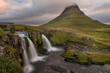 Obraz premium Kirkjufell - Berg und Wasserfall | Island