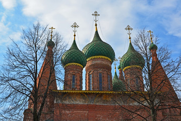Fototapeta na wymiar Church of St. Nicholas in Tchaikovsky Street in Yaroslavl, Russia