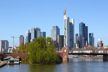Fototapeta na wymiar Frankfurt am Main, im Vordergrund die Alte Brücke (April 2016)