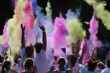 Leute werfen Farbpulver auf Holi-Festival in die Luft