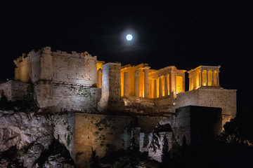 La lune se lève sur les Propylées et le temple d'Athéna Nikè