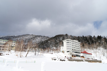 しかりべつ湖コタン会場から見た然別湖温泉